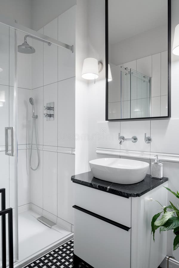 Elegant und kleine Toilette lizenzfreies stockbild
