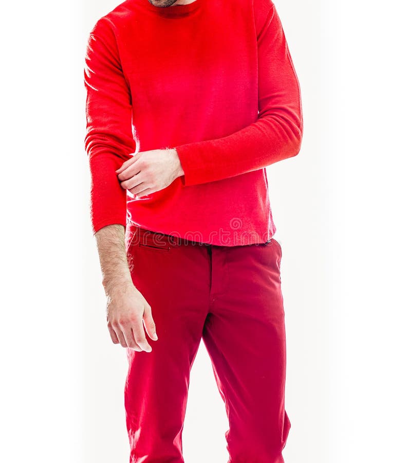 Elegant ung stilig man i r?da kl?der Manligt ta av ens kl?der arkivfoto Elegant ung stilig man i r?da kl?der Manligt ta av ens kl?der arkivfoto