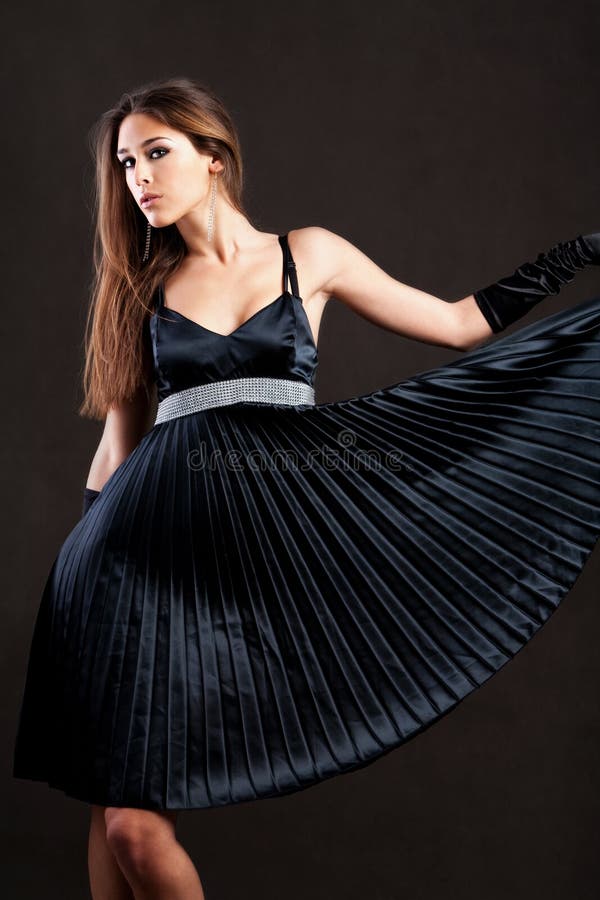 Giovane elegante una donna nero vestiti,.