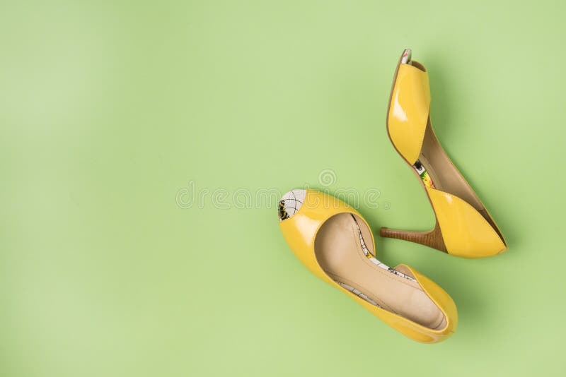 Elegant Yellow Female Leather Shoes on Summer Green Background Flat Lay Top Vew Copy Spac Sales Fashion Concept Horizontal Copy stock images Elegant Yellow Female Leather Shoes on Summer Green Background Flat Lay Top Vew Copy Spac Sales Fashion Concept Horizontal Copy stock images