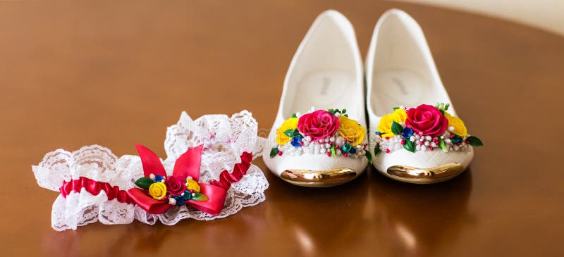 Eleganta vitlägenhetskor för kvinnor arkivbild Eleganta vitlägenhetskor för kvinnor arkivbild