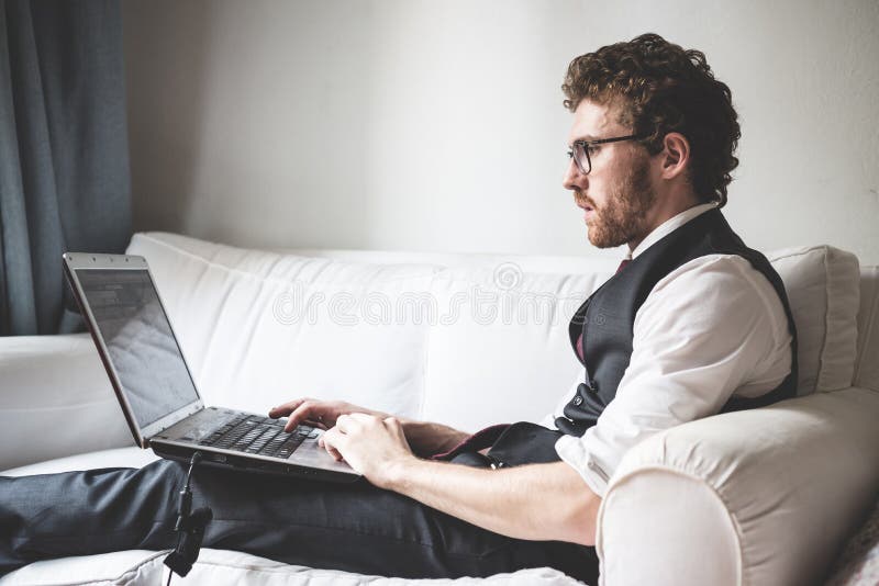 Elegante aantrekkelijke manier hipster mens die notitieboekje gebruiken royalty-vrije stock afbeeldingen Elegante aantrekkelijke manier hipster mens die notitieboekje gebruiken royalty-vrije stock afbeeldingen