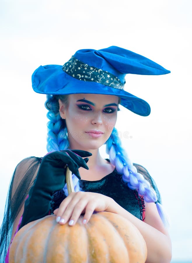 Elegante charmante schuwe speelse gevaarlijke geheimzinnige enge vrouwelijke schoonheid Heks in zwarte kleding en hoed met pompoe royalty-vrije stock fotografie Elegante charmante schuwe speelse gevaarlijke geheimzinnige enge vrouwelijke schoonheid Heks in zwarte kleding en hoed met pompoe royalty-vrije stock fotografie