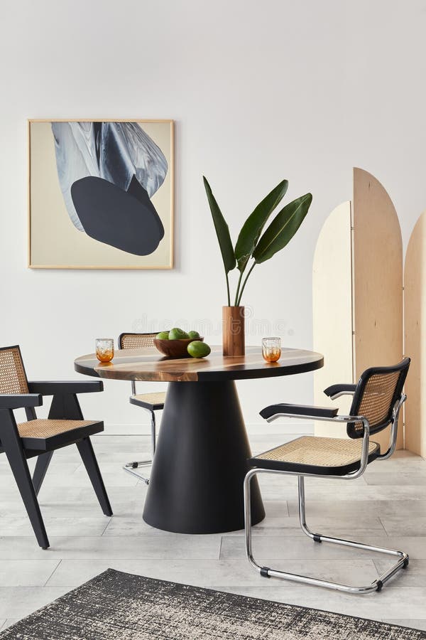 Alfombra entre sillón y mesa de madera en interior de apartamento retro con  silla en escritorio foto real