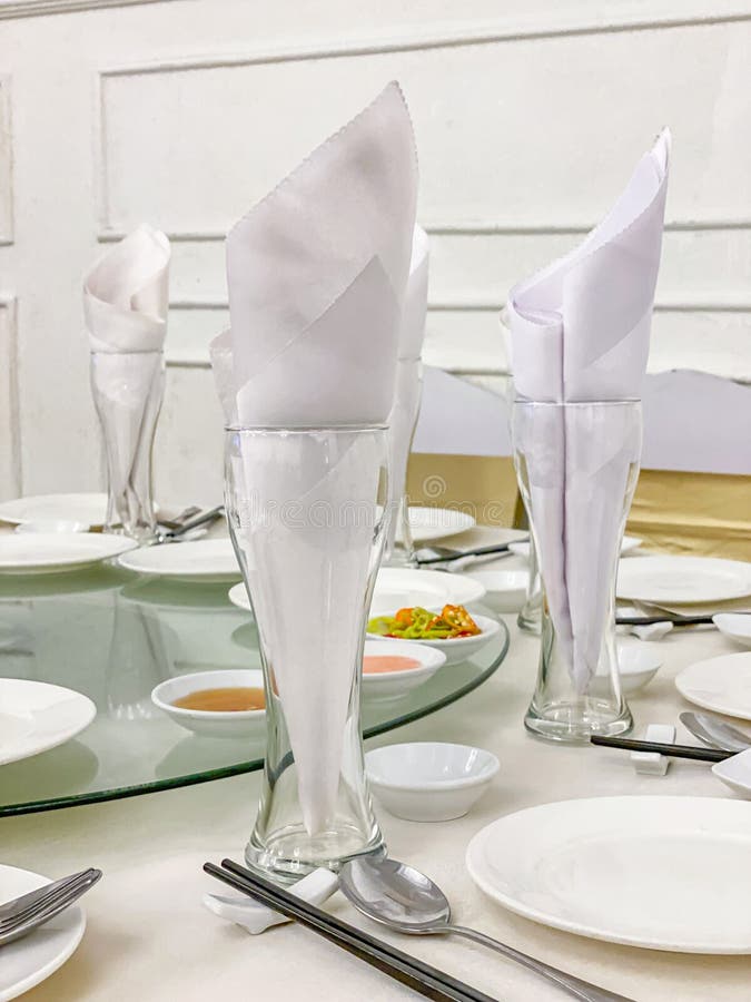 Elegante Entorno De Mesas De Banquete Con Vajilla De Cristal Y Cerámica  Blanca Foto de archivo - Imagen de abastecimiento, moderno: 168086250