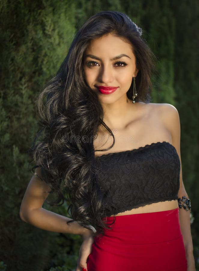 Elegante exotische schöne junge Frau stockbilder
