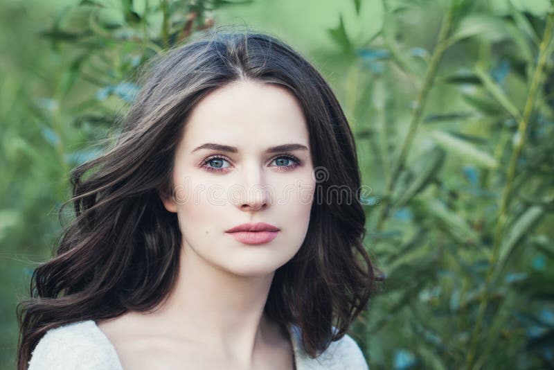 Elegante Frau im Freien Hübsches brunette Mädchengesicht auf grünem Frühlingshintergrund, Naturschönheit lizenzfreie stockfotografie