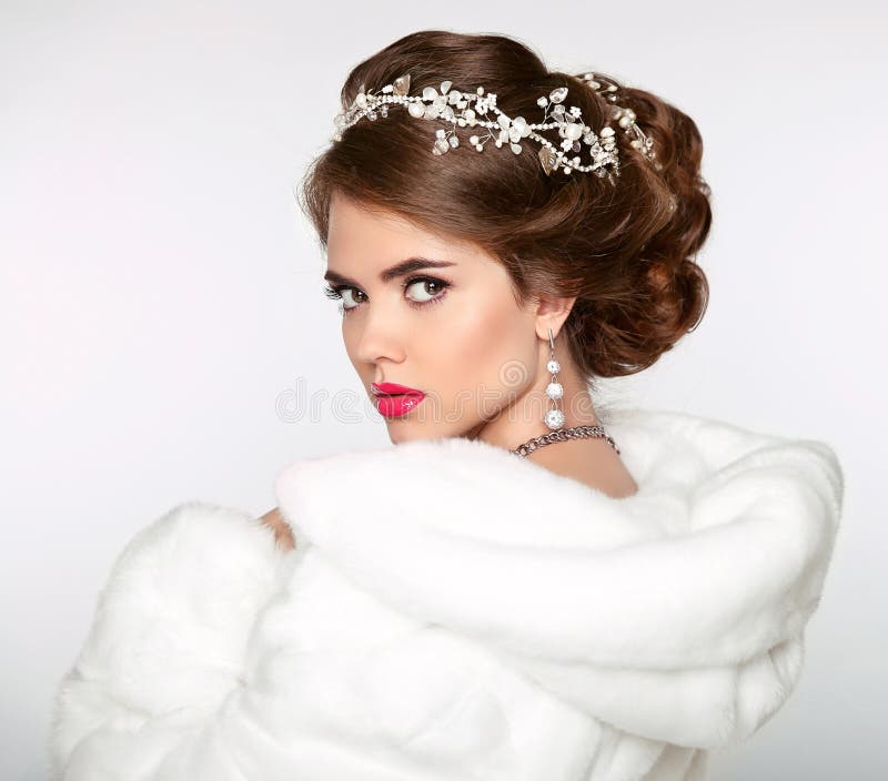 Elegante Frau im weißen Pelzmantel Erstellen Sie Portrait eines netten Baumusters mit schönen Verriegelungen ein Profil Schönes F stockfotografie Elegante Frau im weißen Pelzmantel Erstellen Sie Portrait eines netten Baumusters mit schönen Verriegelungen ein Profil Schönes F stockfotografie