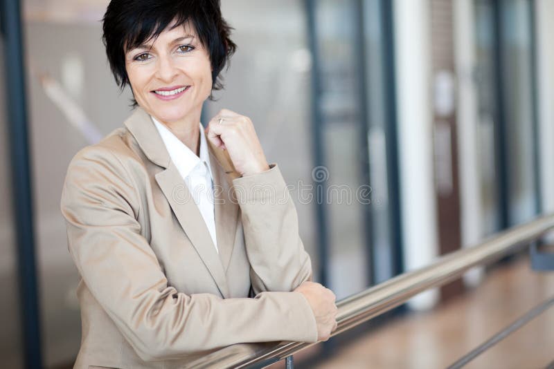 Elegante fällige Geschäftsfrau lizenzfreie stockfotografie Elegante fällige Geschäftsfrau lizenzfreie stockfotografie