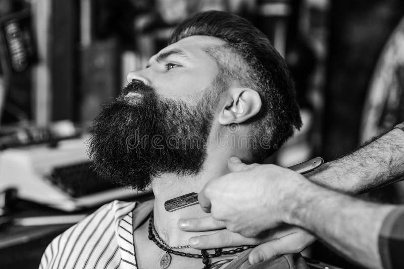 Peinado De Cabello Y Barba, Hombre Brutal Y Confiado Con Afeitadora  Eléctrica Maestra Profesional De Barbería Para El Cuidado De Barbero  Masculino Hipster, Hombre Barbudo En Silla De Peluquería En Salón De