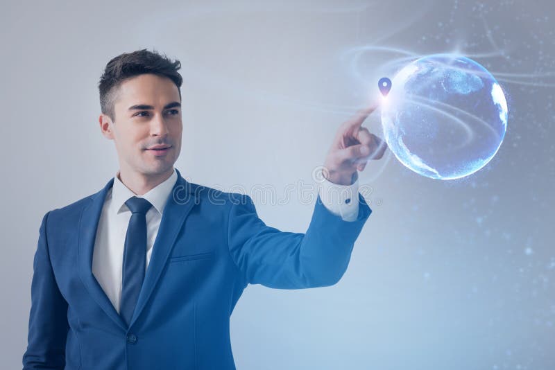 Elegante jonge kerel die digitaal geproduceerd beeld van planeet bekijken stock fotografie Elegante jonge kerel die digitaal geproduceerd beeld van planeet bekijken stock fotografie