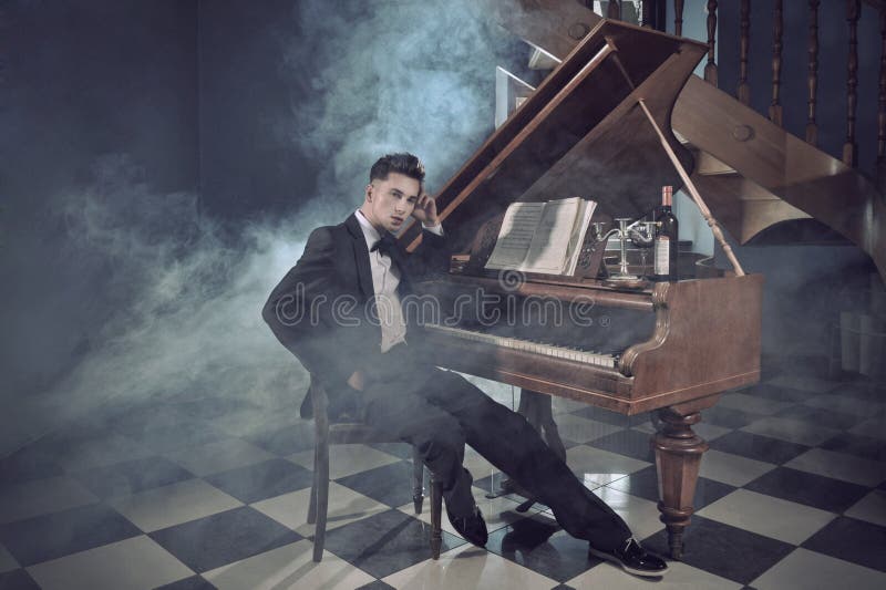 Elegante jonge mens met piano stock foto's Elegante jonge mens met piano stock foto's