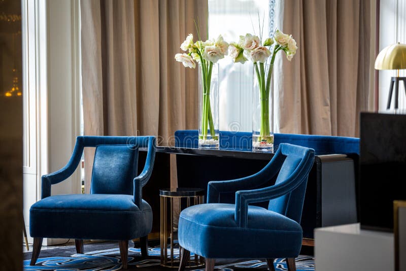 Elegante marineblauwe leunstoelen royalty-vrije stock afbeeldingen Elegante marineblauwe leunstoelen royalty-vrije stock afbeeldingen