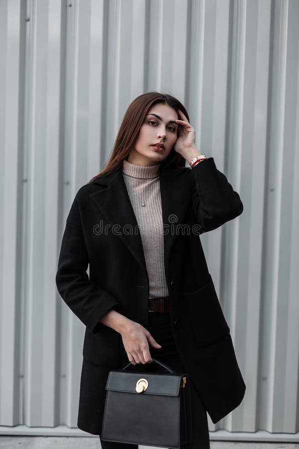 Elegante Modelo Urbano Joven Mujer Con El Pelo Largo En Camisa De Lujoso Abrigo Negro a La Moda Con Bolso De Cuero Posando D Foto archivo - Imagen de amarillento,