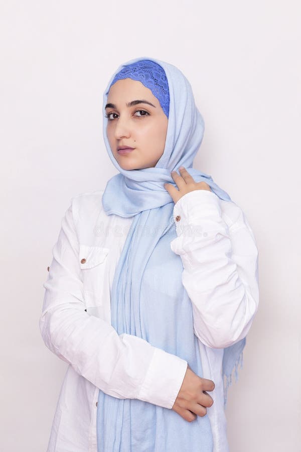 Elegante muslimische Frau in weißem Hemd und hellblauem Hijab Stilvolles iranisches Mädchen in muslimischer Kleidung Einzelporträ stockfoto Elegante muslimische Frau in weißem Hemd und hellblauem Hijab Stilvolles iranisches Mädchen in muslimischer Kleidung Einzelporträ stockfoto