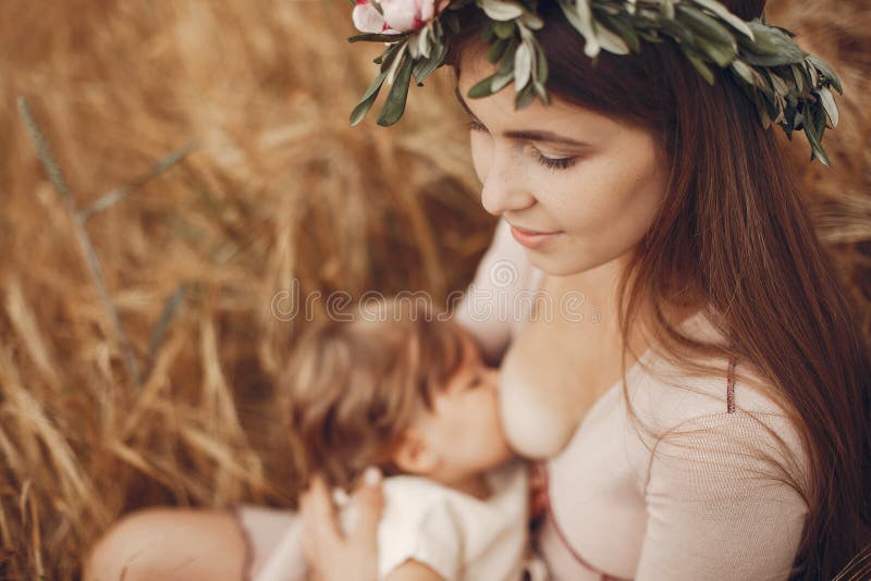 Elegante Mutter mit netter kleiner Tochter auf einem Gebiet stockfoto