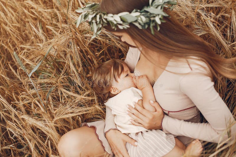 Elegante Mutter mit netter kleiner Tochter auf einem Gebiet lizenzfreie stockfotografie