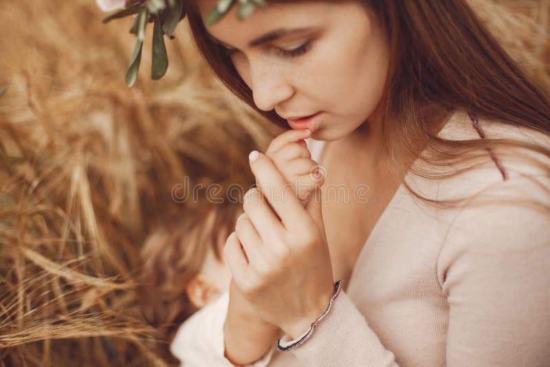 Elegante Mutter mit netter kleiner Tochter auf einem Gebiet lizenzfreie stockfotos
