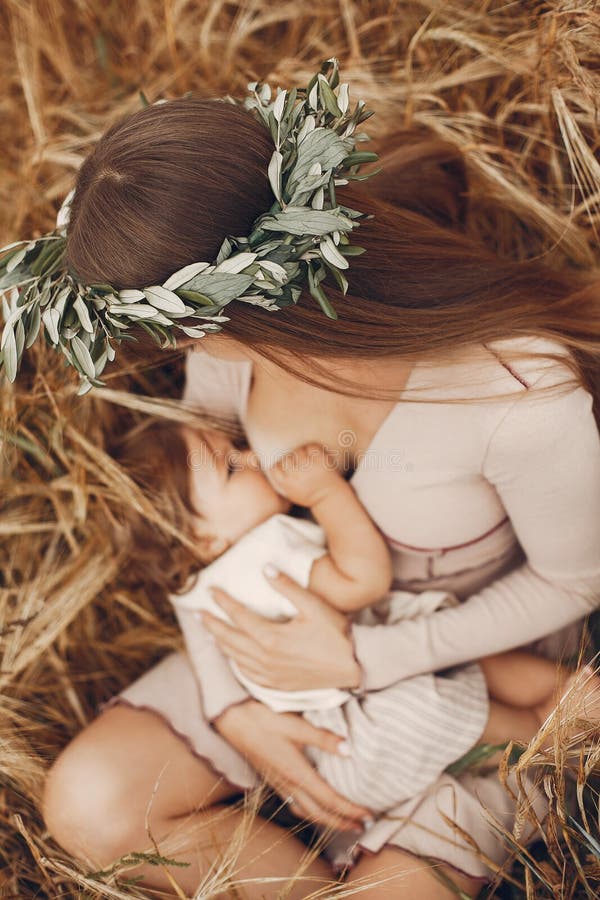 Elegante Mutter mit netter kleiner Tochter auf einem Gebiet lizenzfreies stockfoto