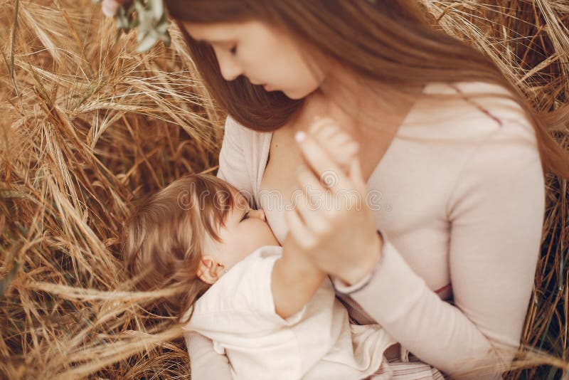 Elegante Mutter mit netter kleiner Tochter auf einem Gebiet stockfotografie
