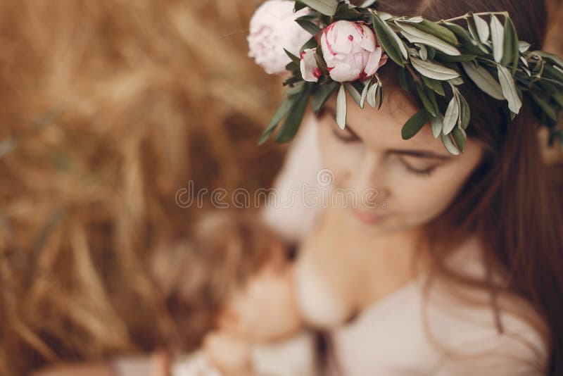 Elegante Mutter mit netter kleiner Tochter auf einem Gebiet lizenzfreies stockbild