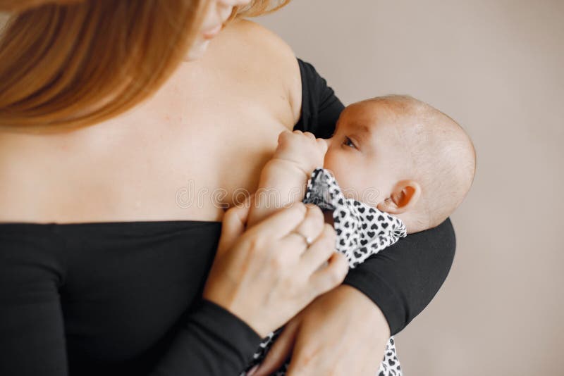 Elegante Mutter mit netter kleiner Tochter in einem Studio stockfoto