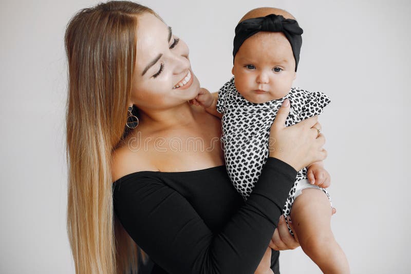 Elegante Mutter mit netter kleiner Tochter in einem Studio stockfoto