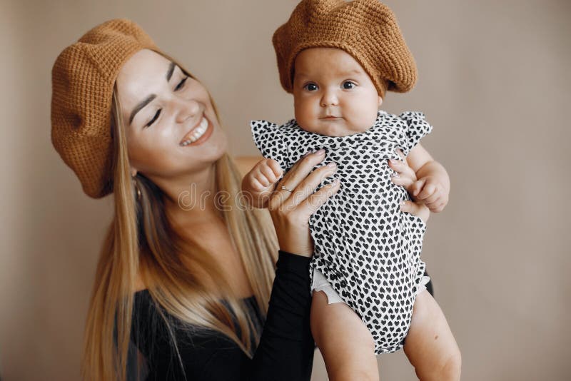 Elegante Mutter mit netter kleiner Tochter in einem Studio stockfotografie