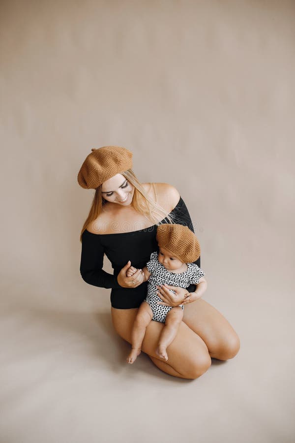 Elegante Mutter mit netter kleiner Tochter in einem Studio stockfoto