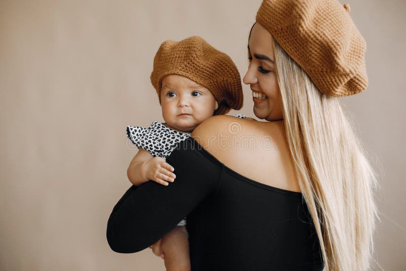 Elegante Mutter mit netter kleiner Tochter in einem Studio stockfoto