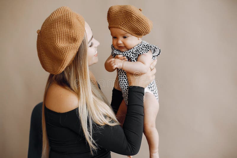 Elegante Mutter mit netter kleiner Tochter in einem Studio lizenzfreie stockfotos