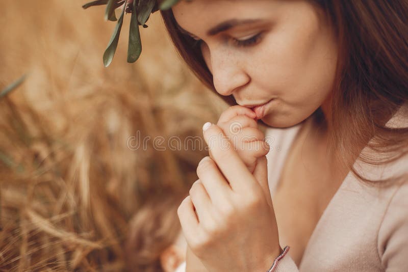 Elegante Mutter mit süßer kleiner Tochter auf einem Feld lizenzfreies stockfoto