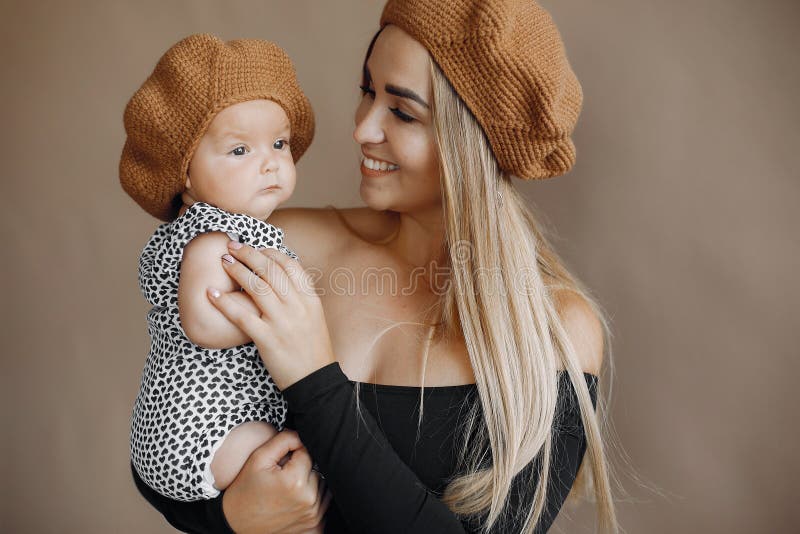 Elegante Mutter mit süßer kleiner Tochter im Studio stockbilder