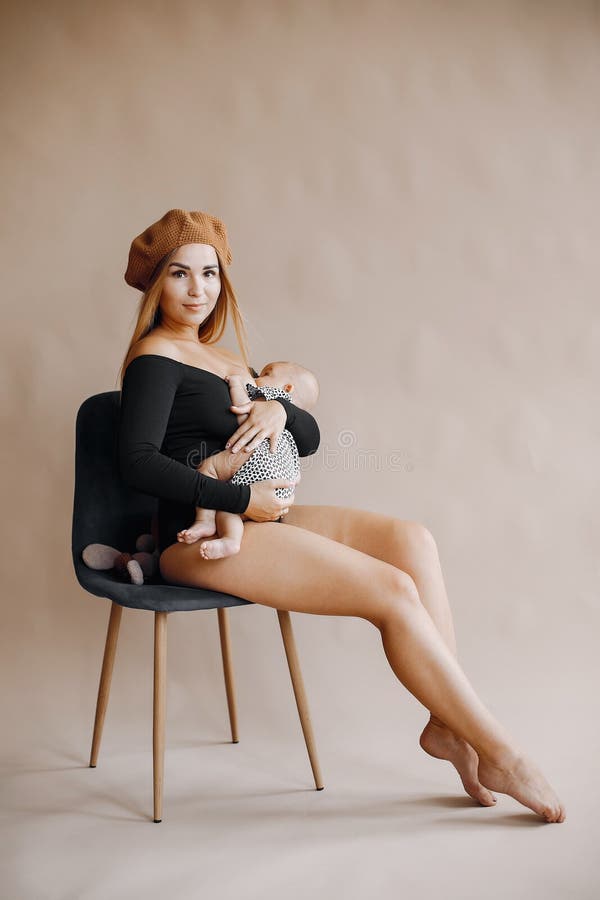 Elegante Mutter mit süßer kleiner Tochter im Studio stockfotografie