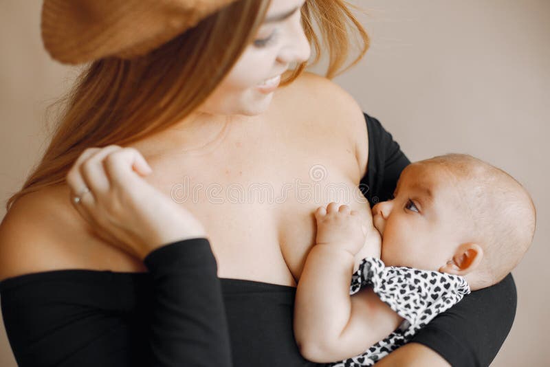 Elegante Mutter mit süßer kleiner Tochter im Studio stockfoto