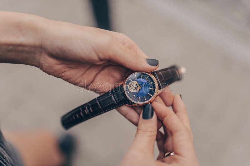 elegante orologio in mano alle donne fotografia stock libera da diritti elegante orologio in mano alle donne fotografia stock libera da diritti