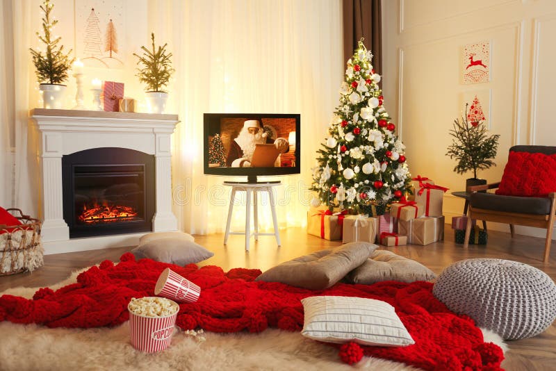 Televisor grande interior moderno salón interior decorado con luces de  Navidad y adornos Fotografía de stock - Alamy