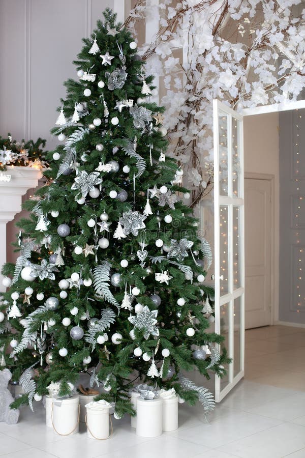 elegante salotto natalizio all'interno - stanza luminosa con decorazioni di alberi di Natale - alberi di Natale, regali alla bell fotografie stock elegante salotto natalizio all'interno - stanza luminosa con decorazioni di alberi di Natale - alberi di Natale, regali alla bell fotografie stock