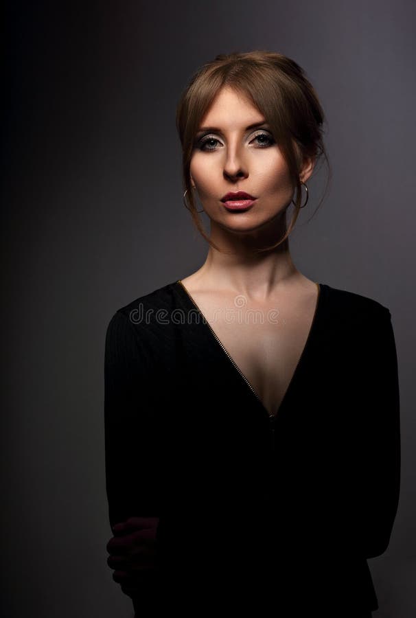 Elegante Schönheit mit langem zartem Ohrring des Halses in Mode stockfotografie