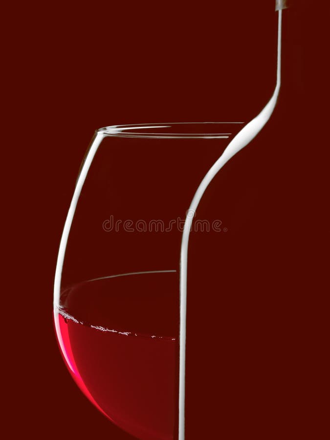 Elegante silhouetfles rode wijn en glas op zwarte achtergrond stock foto Elegante silhouetfles rode wijn en glas op zwarte achtergrond stock foto