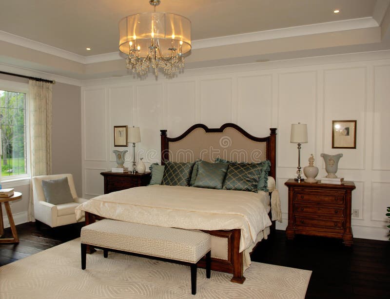Elegante slaapkamer in een nieuw huis stock fotografie Elegante slaapkamer in een nieuw huis stock fotografie