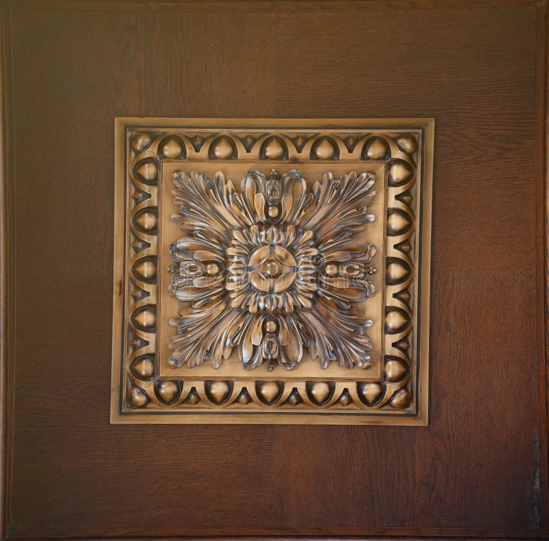 Elegante techo marrón oscuro con motivos de piedra y textura roseta foto de archivo