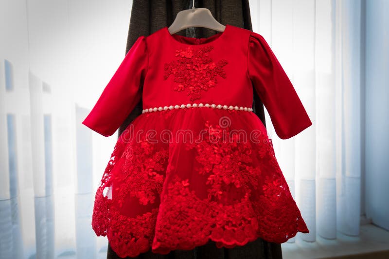 Elegante Vestido Rojo Para Niñas Imagen de archivo - Imagen de alineada,  bebé: 163900531
