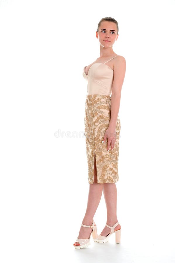 Elegante vrouw in het modieuze modieuze kleding stellen in de studio stock afbeelding Elegante vrouw in het modieuze modieuze kleding stellen in de studio stock afbeelding