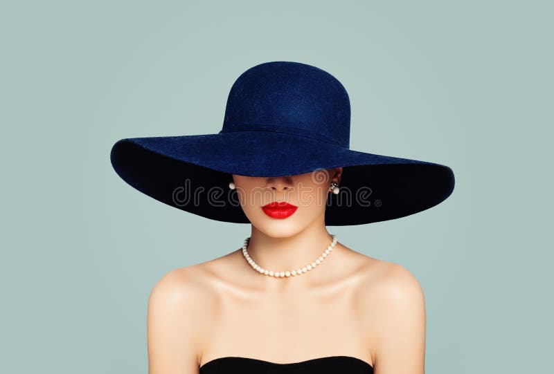 Elegante vrouwenmannequin die met rode lippenmake-up klassieke hoed en witte parels, portret dragen