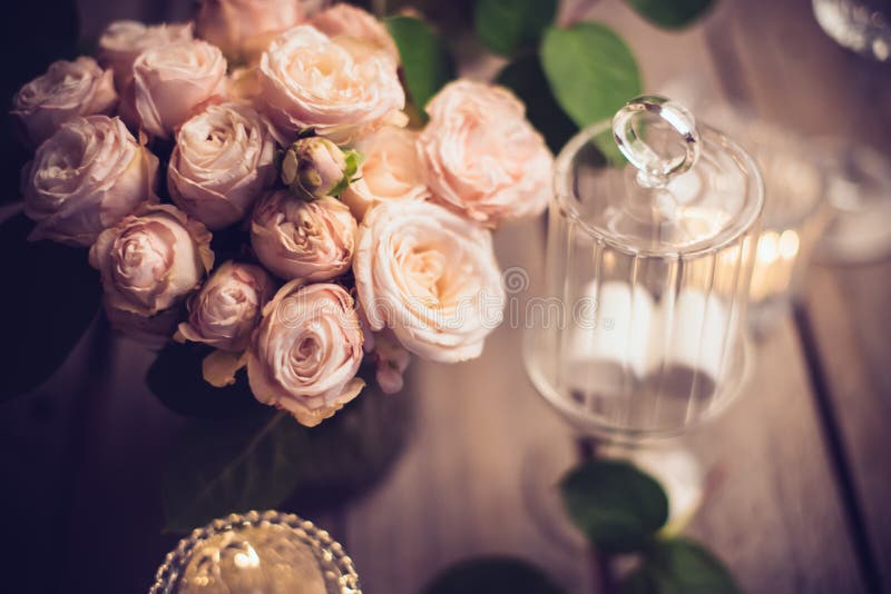 Elegante Weinlesehochzeitstafeldekoration mit Rosen und Kerzen stockfotos Elegante Weinlesehochzeitstafeldekoration mit Rosen und Kerzen stockfotos