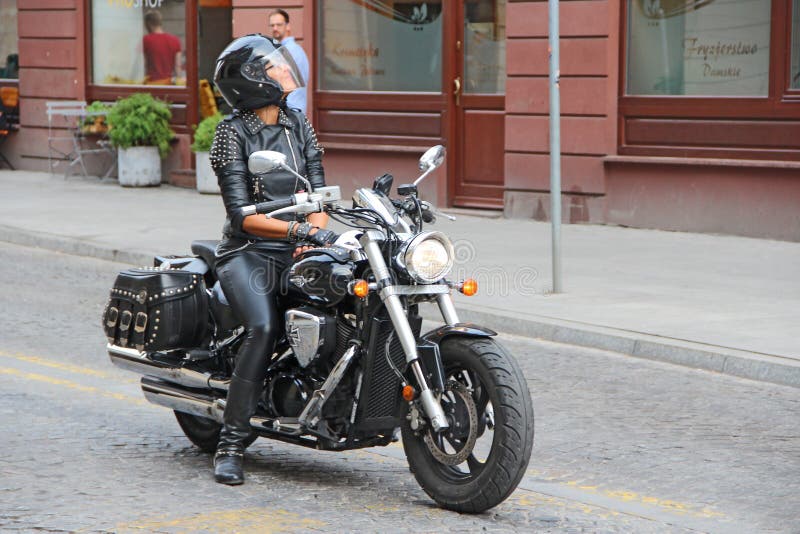 Elegante Y Bonita Chica Ropa Negra Sentada Al Aire Libre En Motocicleta Deportiva Imagen de editorial - Imagen de deportes, moderno: 193988104