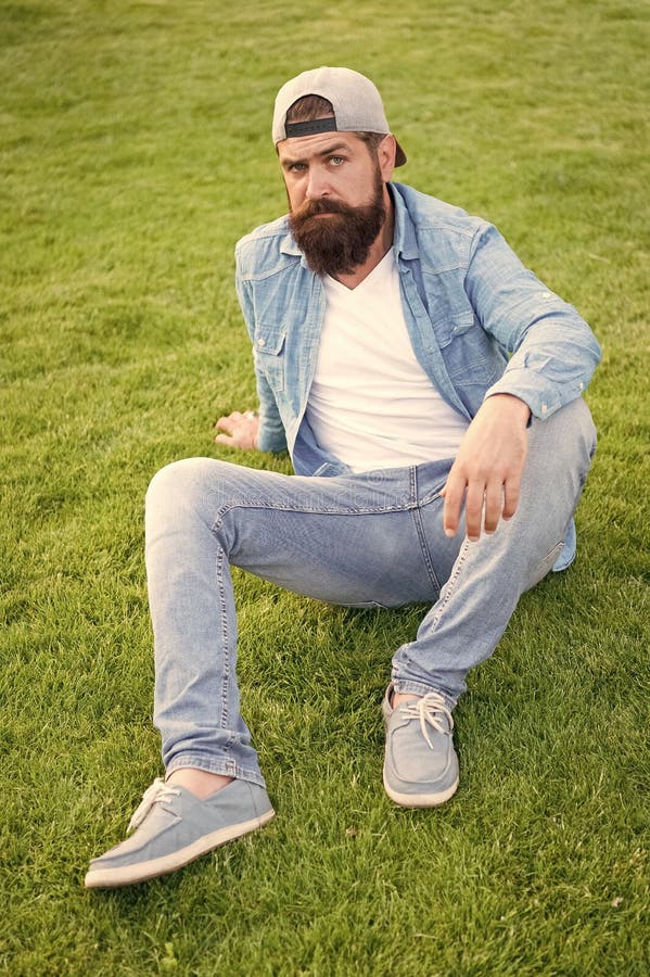 Elegante Y Confortable Elegante Hipster Con Gorra De Béisbol Sentado Sobre  Césped Verde Al Aire Libre Hombre Con Barba Foto de archivo - Imagen de  verano, tienda: 167709806