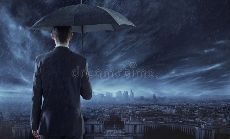 Eleganter Geschäftsmann, der entlang der Stadt in der Nacht anstarrt lizenzfreies stockbild Eleganter Geschäftsmann, der entlang der Stadt in der Nacht anstarrt lizenzfreies stockbild