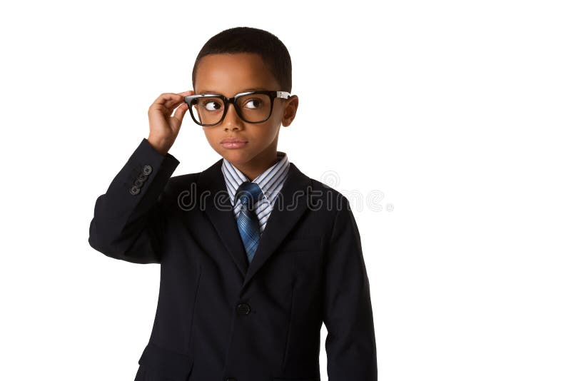 Eleganter kleiner Junge mit Gläsern im Anzug Konzept der Führung und des Erfolgs Getrennt stockfotografie Eleganter kleiner Junge mit Gläsern im Anzug Konzept der Führung und des Erfolgs Getrennt stockfotografie